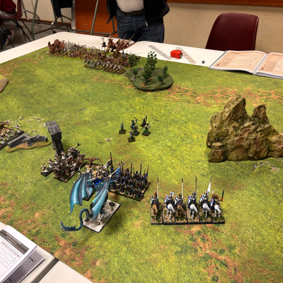 Un groupe de personnes rassemblées dans un champ ensoleillé sous un ciel nuageux, créant une scène sereine.