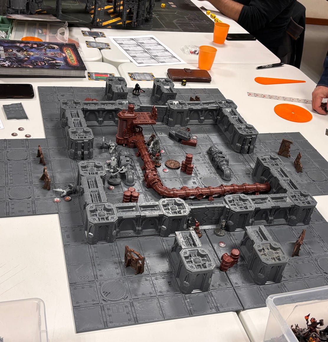 Un groupe de personnes rassemblées dans un champ ensoleillé sous un ciel nuageux, créant une scène sereine.