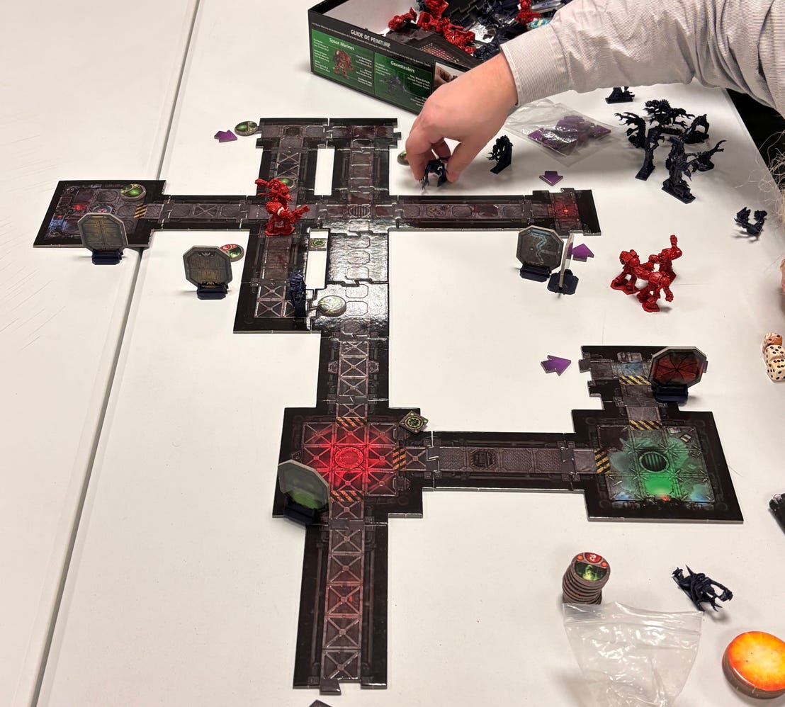 Un groupe de personnes rassemblées dans un champ ensoleillé sous un ciel nuageux, créant une scène sereine.